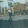 Na dobę przed pielgrzymką kłądziony jest asfalt, fot. Beata Zajączkowska