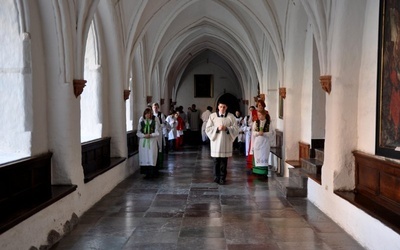 Liturgia wielkopiątkowa z adoracją krzyża 