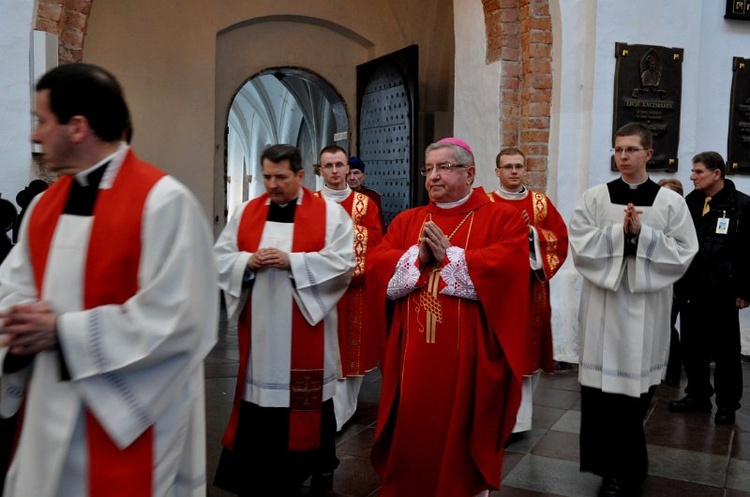 Liturgia wielkopiątkowa z adoracją krzyża 