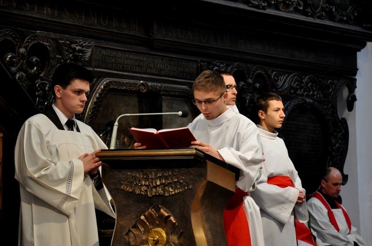 Liturgia wielkopiątkowa z adoracją krzyża 