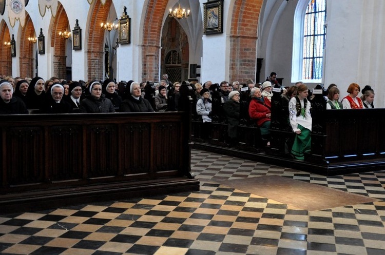 Liturgia wielkopiątkowa z adoracją krzyża 