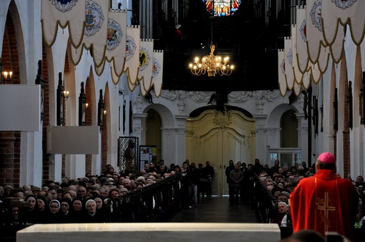 Liturgia wielkopiątkowa z adoracją krzyża 