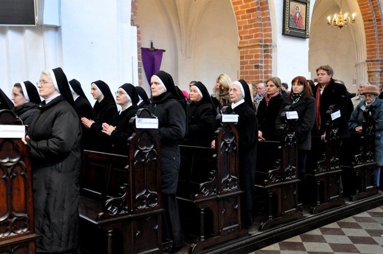 Liturgia wielkopiątkowa z adoracją krzyża 