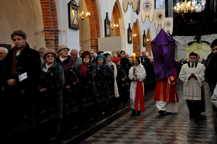 Liturgia wielkopiątkowa z adoracją krzyża 