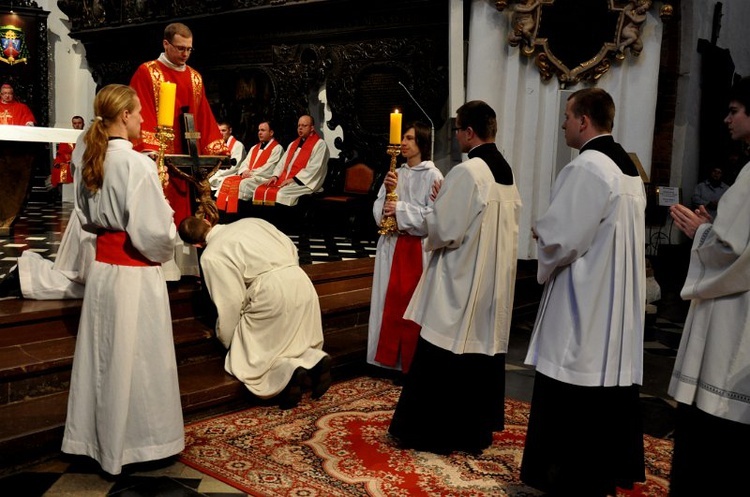 Liturgia wielkopiątkowa z adoracją krzyża 