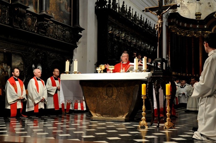 Liturgia wielkopiątkowa z adoracją krzyża 