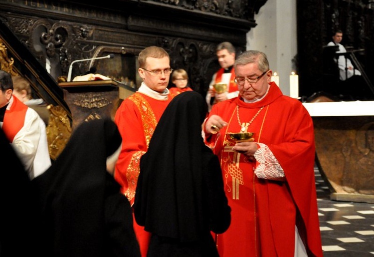 Liturgia wielkopiątkowa z adoracją krzyża 