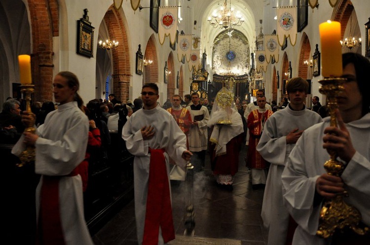 Liturgia wielkopiątkowa z adoracją krzyża 