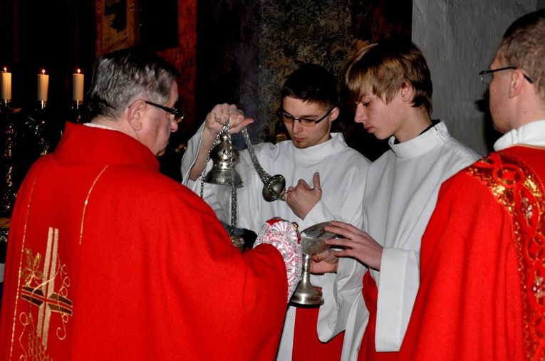 Liturgia wielkopiątkowa z adoracją krzyża 