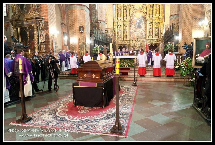 Pogrzeb Śp. Księdza Biskupa Jana Bernarda Szlagi Pelplin - foto Krzysztof Mania