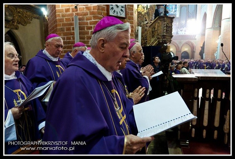 Pogrzeb Śp. Księdza Biskupa Jana Bernarda Szlagi Pelplin - foto Krzysztof Mania